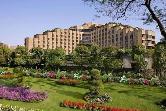 escort service in itc mauriya